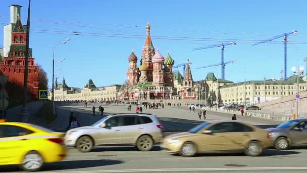 Moskva, Rusko - 15. března, 2015:Moscow, Rusko, Rudé náměstí, katedrála přímluvu Nejsvětější Panny Marie na příkop (chrám z bazalky požehnal) — Stock video