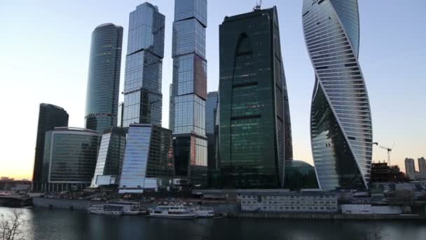 Ουρανοξύστες διεθνές επιχειρηματικό κέντρο (πόλη) στο βράδυ, Μόσχα, Ρωσία — Αρχείο Βίντεο