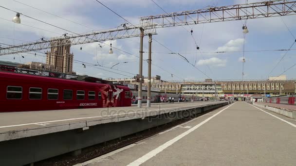 Aeroexpress tåg vid Paveletsky järnvägsstation och passagerare. Moskva, Ryssland - höghastighetståg förvärvade Oao "Ryska järnvägarna" för användning på de ryska järnvägarna — Stockvideo