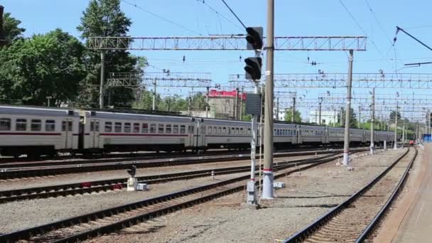 Comboio na plataforma de passageiros de Moscou (estação ferroviária de Yaroslavsky) e passageiros, Rússia é uma das nove principais estações ferroviárias em Moscou — Vídeo de Stock