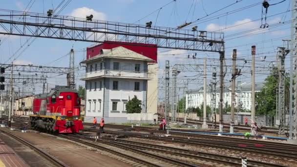 Поезд на Ленинградском вокзале - один из девяти главных железнодорожных вокзалов Москвы — стоковое видео