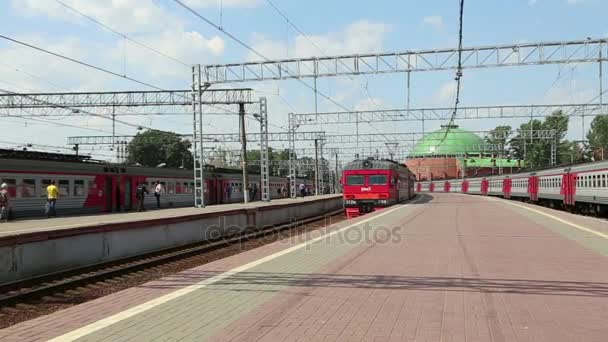 O trem na estação ferroviária de Leningradsky é uma das nove estações ferroviárias principais de Moscou, Rússia — Vídeo de Stock