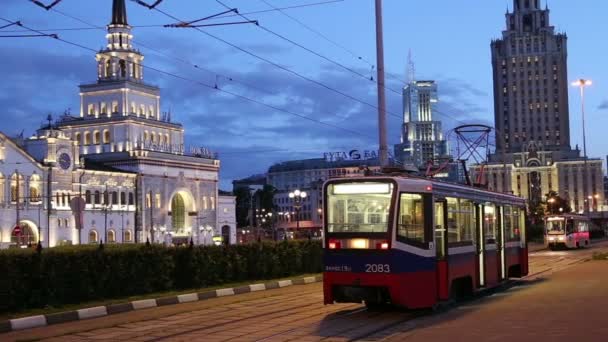 Trams de nuit près du terminal ferroviaire Kazansky (Kazansky vokzal) est l'un des neuf terminaux ferroviaires à Moscou, en Russie — Video