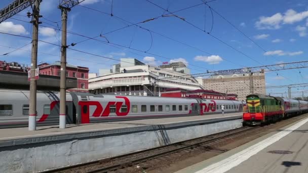 Treno su Kazansky terminal ferroviario (Kazansky vokzal) e passeggeri -- è uno dei nove terminal ferroviari a Mosca, Russia . — Video Stock