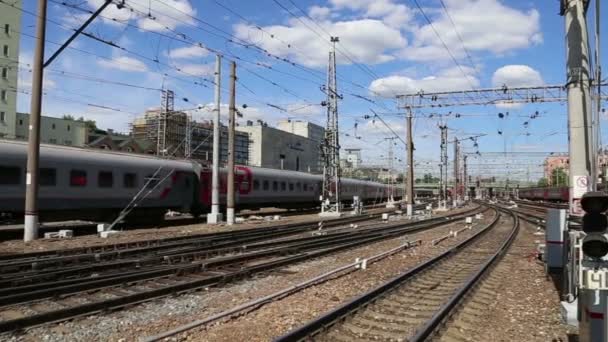 Tren en la terminal ferroviaria de Kazansky (Kazansky vokzal) y pasajeros es una de las nueve terminales ferroviarias en Moscú, Rusia . — Vídeos de Stock