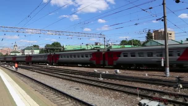 Tren en la terminal ferroviaria de Kazansky (Kazansky vokzal) y pasajeros es una de las nueve terminales ferroviarias en Moscú, Rusia . — Vídeo de stock