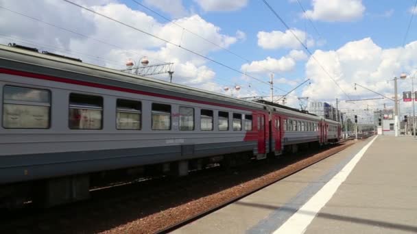 Treno e passeggeri sulla piattaforma passeggeri di Mosca (stazione ferroviaria Savelovsky) è una delle nove principali stazioni ferroviarie di Mosca, Russia — Video Stock