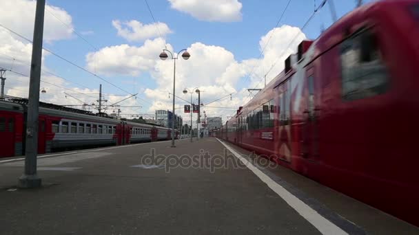 Train sur le quai des passagers de Moscou (gare Savelovsky) est l'une des neuf principales gares de Moscou, en Russie — Video