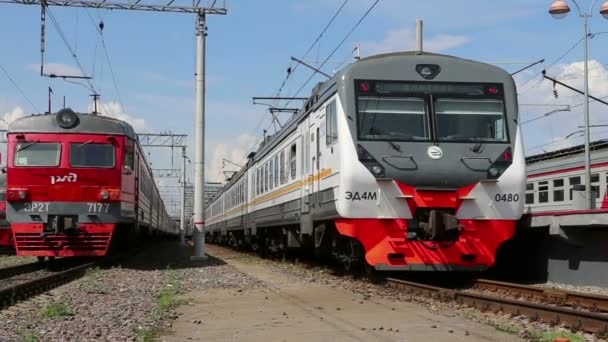 Vlaku a cestující na platformě osobní Moskva (nádraží Savelovsky) je jedním z devíti hlavních železničních stanic v Moskvě, Rusko — Stock video