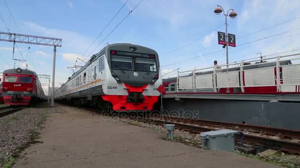 Pociąg i pasażerów na platformie pasażera Moskwa (dworca kolejowego Savelovsky) jest jednym z dziewięciu głównych dworcach w Moskwie, Rosja — Wideo stockowe