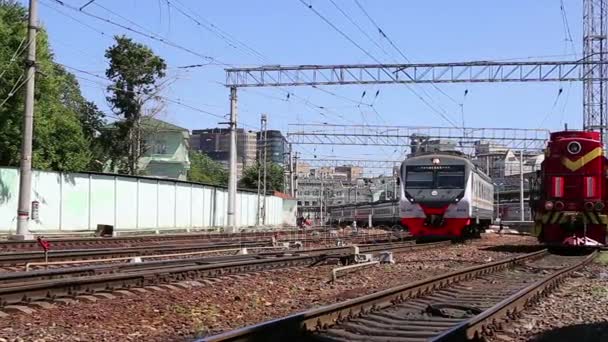 Comboio na plataforma de passageiros de Moscou (Estação Ferroviária de Belorussky) é uma das nove principais estações ferroviárias em Moscou, Rússia . — Vídeo de Stock