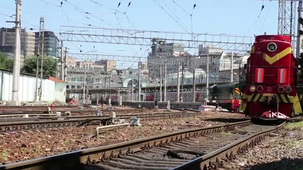 Поїзд на платформі Пасажиру Москві (Belorussky залізничний вокзал) є одним з дев'яти основних залізничних вокзалах, Москва. — стокове відео