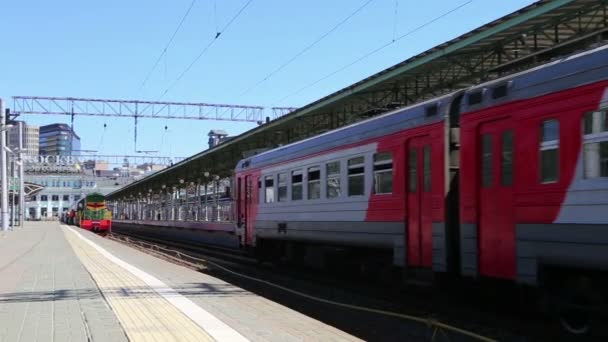 :Treno e passeggeri sulla piattaforma passeggeri di Mosca (stazione ferroviaria Belorussky) è una delle nove principali stazioni ferroviarie di Mosca, Russia — Video Stock