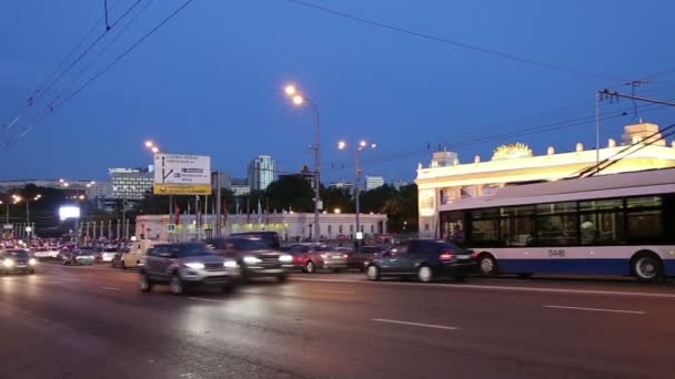 큰 도시 (야간), 모스크바, 러시아의 고속도로에 소통량 — 비디오