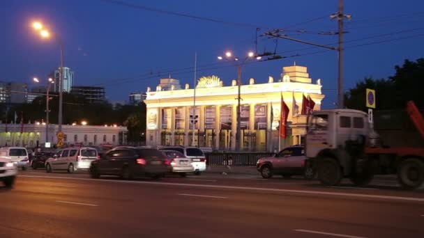 El tráfico en la carretera de la gran ciudad (por la noche), Moscú, Rusia — Vídeo de stock