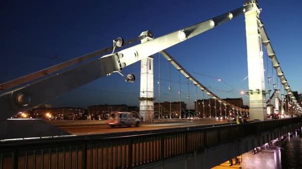 Krymsky bridge oder Krimbrücke und Autoverkehr (Nacht) -- ist eine stählerne Hängebrücke in Moskau, Russland. Die Brücke überspannt den Fluss Moskva 1800 Meter südwestlich vom Kreml — Stockvideo