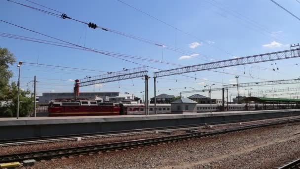 Train on Moscow passenger platform (Kursky railway terminal) is one of the nine main railway stations in Moscow, Russia — Stock Video