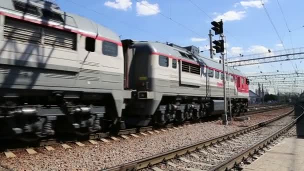 火车在莫斯科客运平台 （Kursky 铁路终端） 上的是九个主要铁路车站在莫斯科，俄罗斯之一 — 图库视频影像