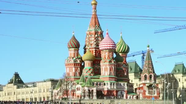 Moscou, Russie, Place Rouge, Cathédrale d'intercession de la Très Sainte Théotokos sur le fossé (Temple de Basile le Bienheureux ) — Video