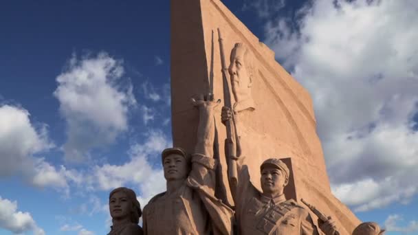 Estatuas revolucionarias en la Plaza Tiananmen en Beijing, China — Vídeo de stock