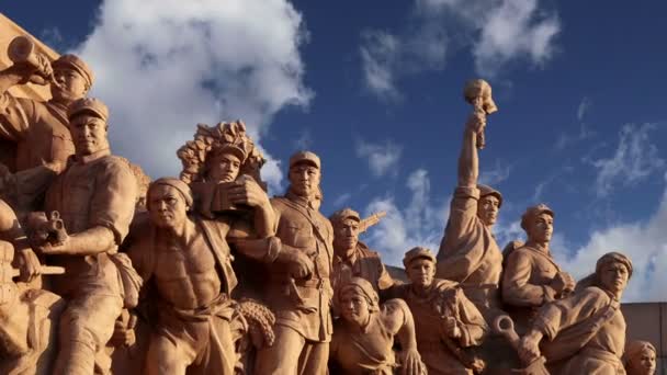 中国北京の天安門広場で革命的な彫像 — ストック動画
