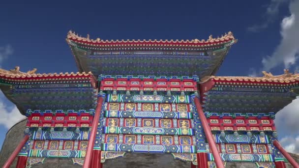 Традиційні античний китайський ворота у місті beihai парк - це Імперський сад на південний захід від Забороненого міста в Пекіні, Китай — стокове відео