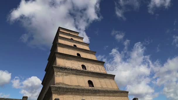 La pagoda gigante del ganso salvaje o gran pagoda del ganso salvaje, es una pagoda budista ubicada en el sur de Xian (Sian, Xi 'an), provincia de Shaanxi, China. — Vídeos de Stock