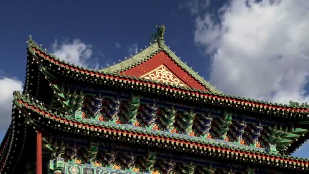 Zhengyangmen Gate (Qianmen). Эти знаменитые ворота расположены на юге площади Тяньаньмэнь в Пекине, Китай — стоковое видео