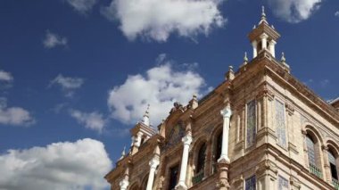 Ünlü Plaza de Espana binalarda (mekan 1929 Latin Amerika Fuarı idi) - İspanyolca kare Seville, Endülüs, İspanya. Eski Simgesel Yapı 