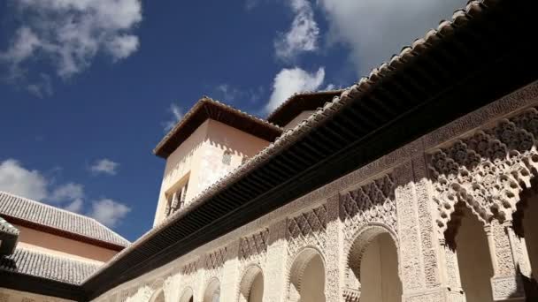 アルハンブラ宮殿 - グラナダ、アンダルシア、スペインで中世のムーア様式の城 — ストック動画
