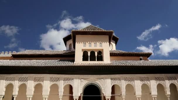 Alhambra Palace - средневековый мавританский замок в Гранаде, Андалусия, Испания — стоковое видео