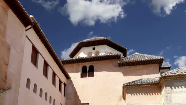 Alhambra Palace - средневековый мавританский замок в Гранаде, Андалусия, Испания — стоковое видео