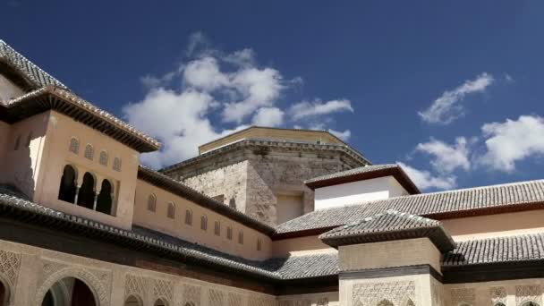 Alhambra Palace - средневековый мавританский замок в Гранаде, Андалусия, Испания — стоковое видео