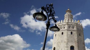 Torre del oro veya altın Kule (13. yüzyıl), bir ortaçağ Arap askeri dodecagonal watchtower seville, Endülüs, Güney İspanya 