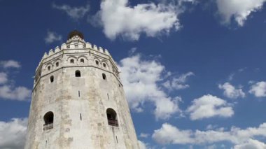 Torre del oro veya altın Kule (13. yüzyıl), bir ortaçağ Arap askeri dodecagonal watchtower seville, Endülüs, Güney İspanya 