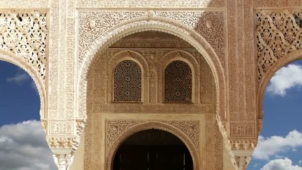 Łuki w islamskich stylu (Maurów) w pałacu alhambra, granada, Hiszpania — Wideo stockowe