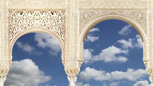 Oblouky v islámských (maurské) stylu v alhambra, granada, Španělsko — Stock video