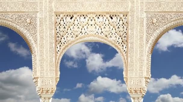 Arcos en estilo islámico (morisco) en Alhambra, Granada, España — Vídeos de Stock