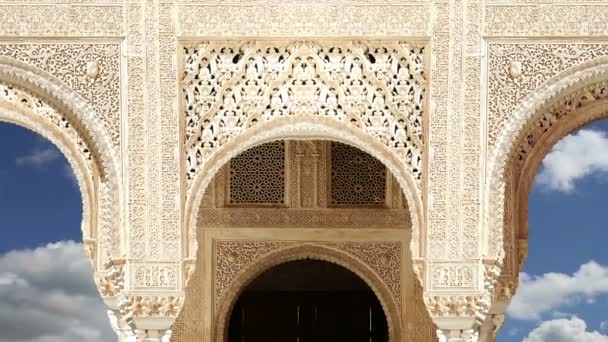 Łuki w islamskich stylu (Maurów) w pałacu alhambra, granada, Hiszpania — Wideo stockowe