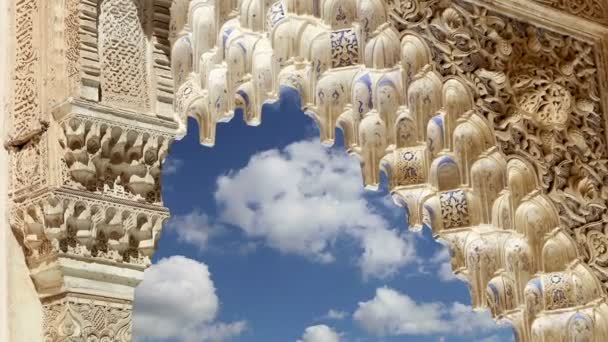 Arcos em estilo islâmico (mourisco) em Alhambra, Granada, Espanha — Vídeo de Stock