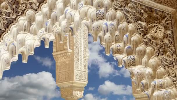 Archi in stile islamico (moresco) in Alhambra, Granada, Spagna — Video Stock