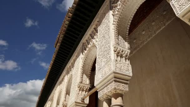 Arcos en estilo islámico (morisco) en Alhambra, Granada, España — Vídeo de stock