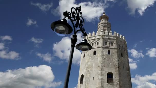 Torre del Oro (siglo XIII), una torre de vigilancia dodecagonal militar árabe medieval en Sevilla, Andalucía, sur de España — Vídeos de Stock