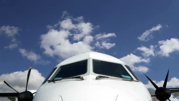 Cockpit, aviões de cabine da frente contra o céu, lapso de tempo — Vídeo de Stock