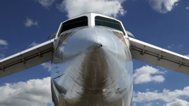 Tupolev tu-144 (označení nato: nabíječka) byl sovětský nadzvukový dopravní letoun, podobně jako concord — Stock video