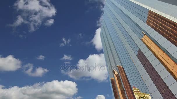 现代的摩天大楼，谢赫扎耶德路，迪拜，阿拉伯联合酋长国。迪拜是世界增长最快的城市 — 图库视频影像