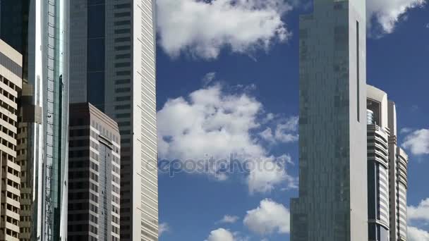 Rascacielos modernos, Sheikh zayed road, Dubai, Emiratos Árabes Unidos. Dubai es la ciudad de más rápido crecimiento en el mundo — Vídeos de Stock