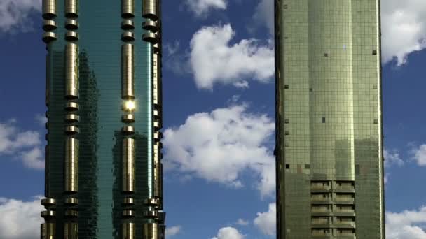 Moderní mrakodrapy, sheikh zayed road, Dubai(Dubaj), Spojené arabské emiráty. Dubaj je nejrychleji rostoucí město na světě — Stock video