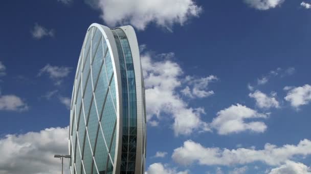 Edificio circular AlDar, Abu Dhabi, Emiratos Árabes Unidos — Vídeo de stock