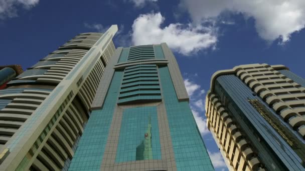 Современные небоскребы, дорога Шейх Зайед, Дубай, Объединенные Арабские Эмираты. Дубай - самый быстрорастущий город в мире — стоковое видео